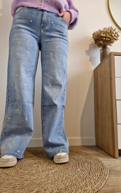 Jeans brodé fleuri