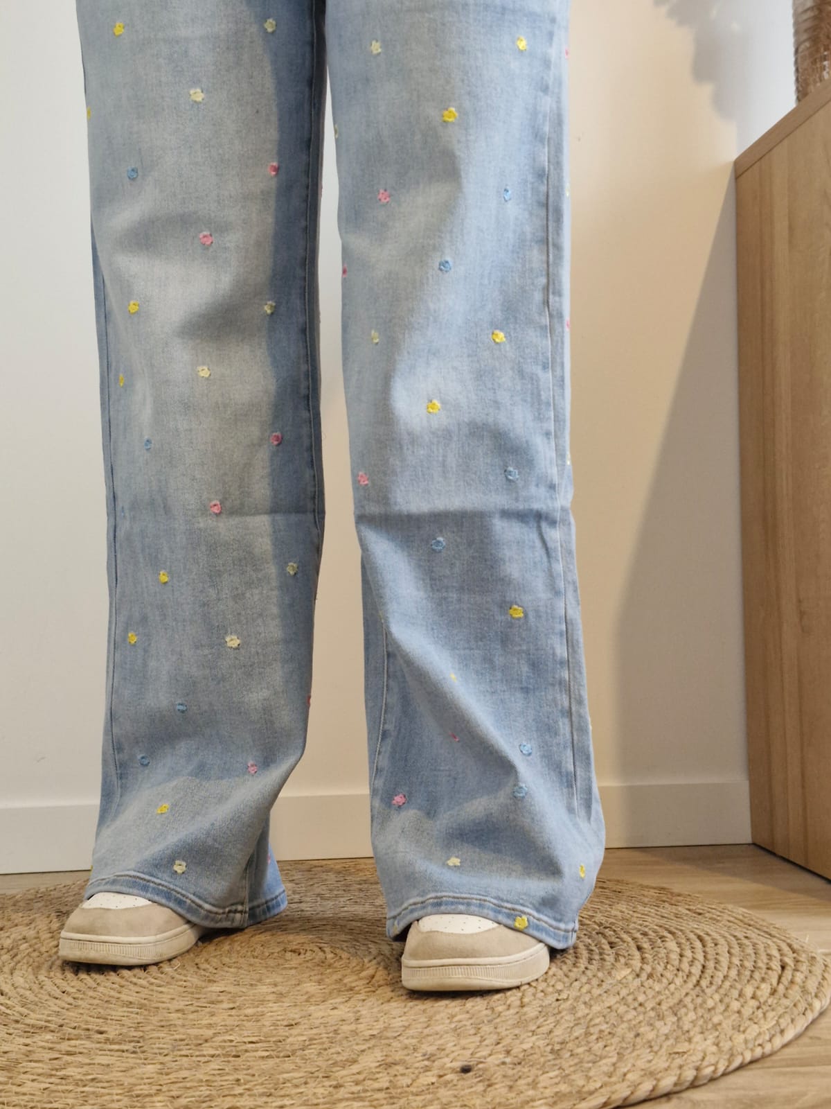 Jeans brodé fleuri