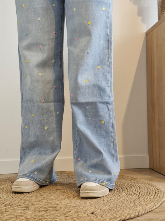 Jeans brodé fleuri